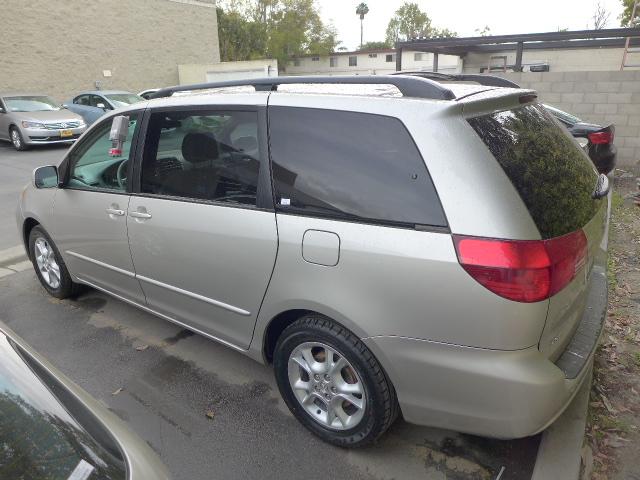Toyota Sienna 2004 photo 2