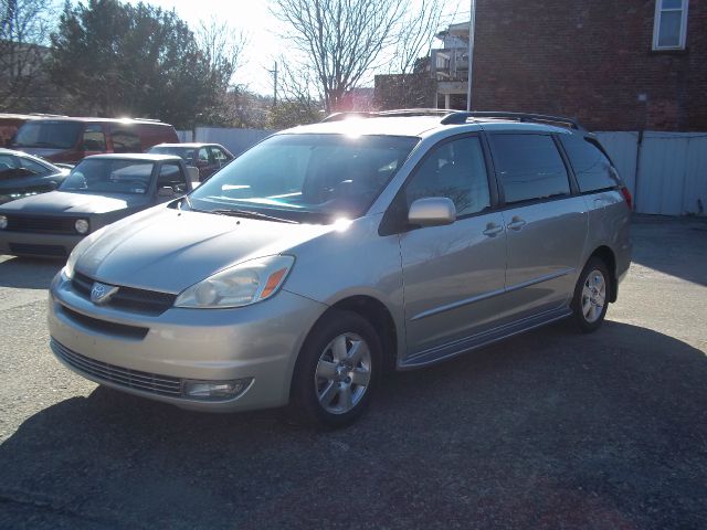 Toyota Sienna 2004 photo 2