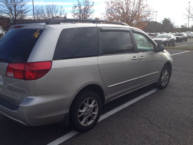 Toyota Sienna 2004 photo 2