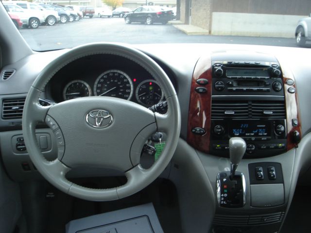 Toyota Sienna 2004 photo 1