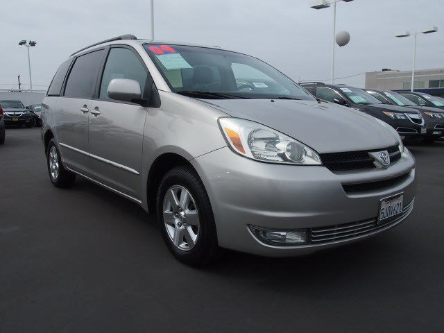 Toyota Sienna 2004 photo 2
