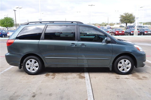 Toyota Sienna 2004 photo 2