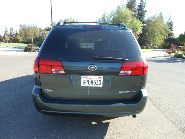 Toyota Sienna 2004 photo 2