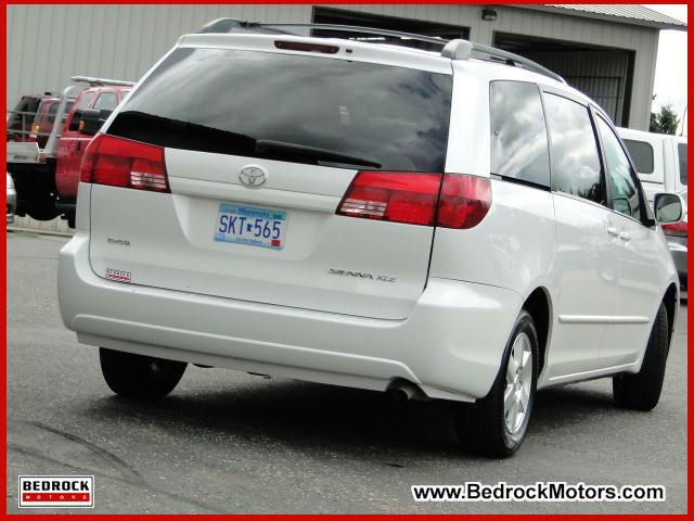 Toyota Sienna 2004 photo 2