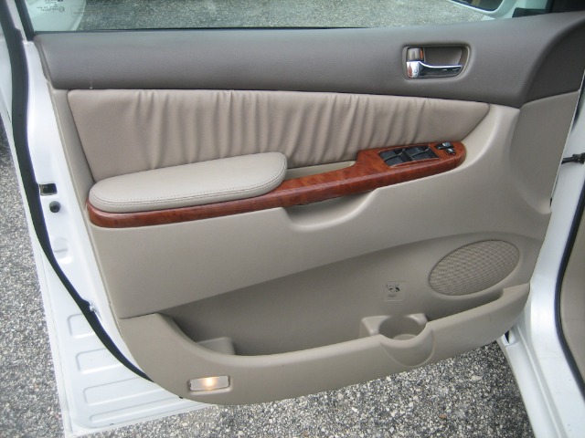 Toyota Sienna 2004 photo 2