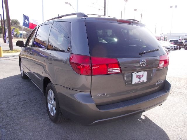 Toyota Sienna 2005 photo 2