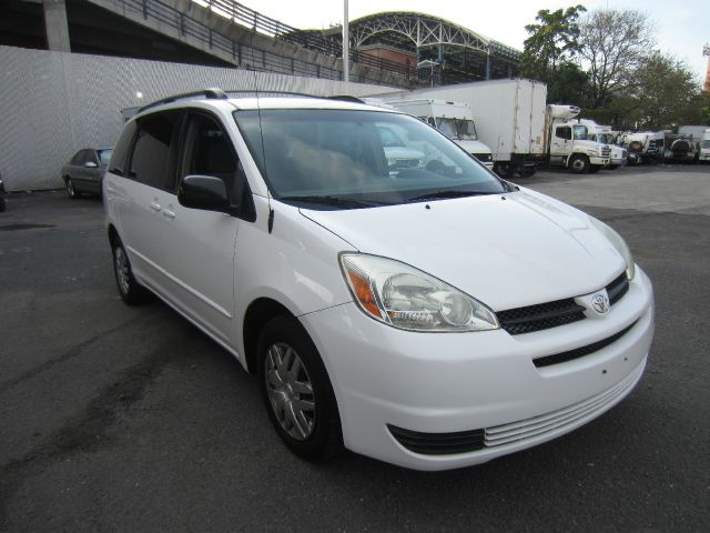 Toyota Sienna S 2WD 4-spd AT MiniVan