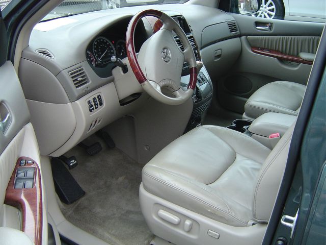 Toyota Sienna XLT 4.6L 4WD MiniVan