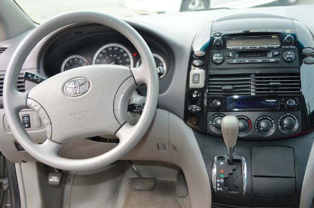 Toyota Sienna 2005 photo 2