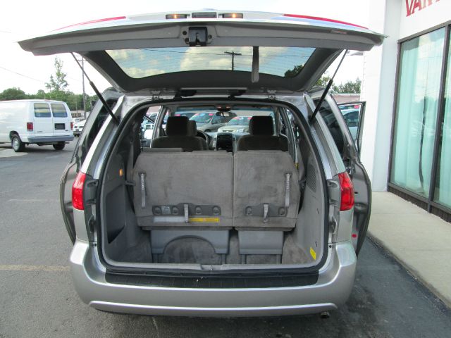 Toyota Sienna 2006 photo 18