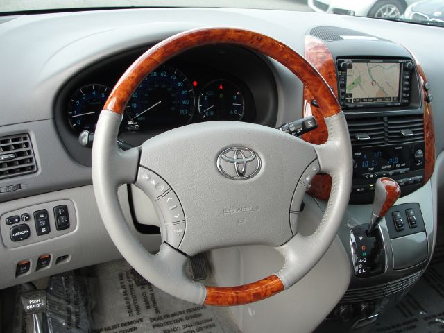 Toyota Sienna XLT 4.6L 4WD MiniVan