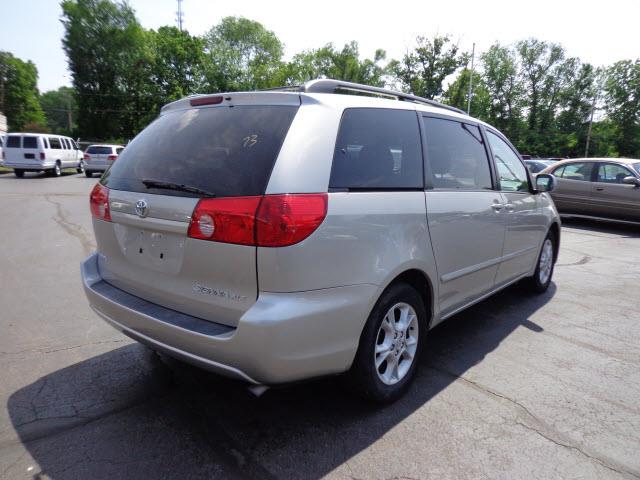 Toyota Sienna 2006 photo 2