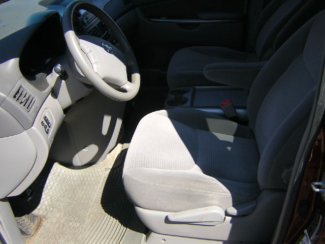 Toyota Sienna XLT 4.6L 4WD MiniVan