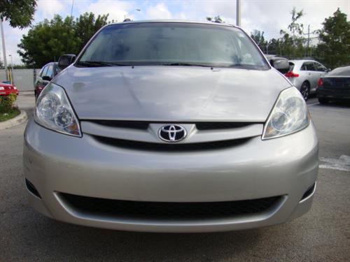 Toyota Sienna 2006 photo 2