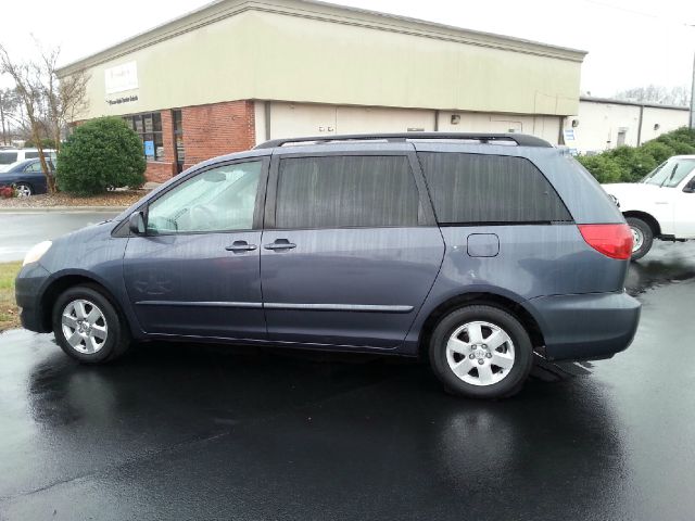 Toyota Sienna 2006 photo 2