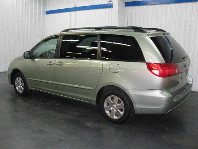 Toyota Sienna 2006 photo 2