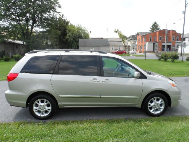 Toyota Sienna XLT 4.6L 4WD MiniVan