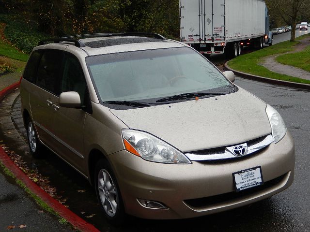 Toyota Sienna XLT 4.6L 4WD MiniVan