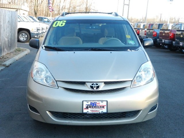 Toyota Sienna 2006 photo 2