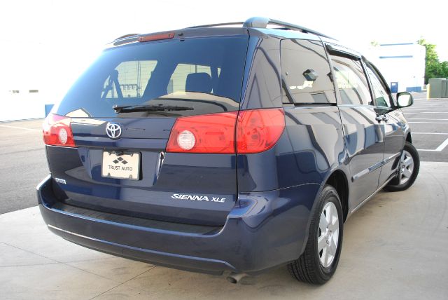 Toyota Sienna Cabriolet 6-spd Manual MiniVan