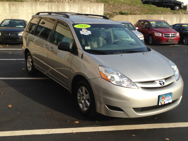 Toyota Sienna XLT 4.6L 4WD MiniVan