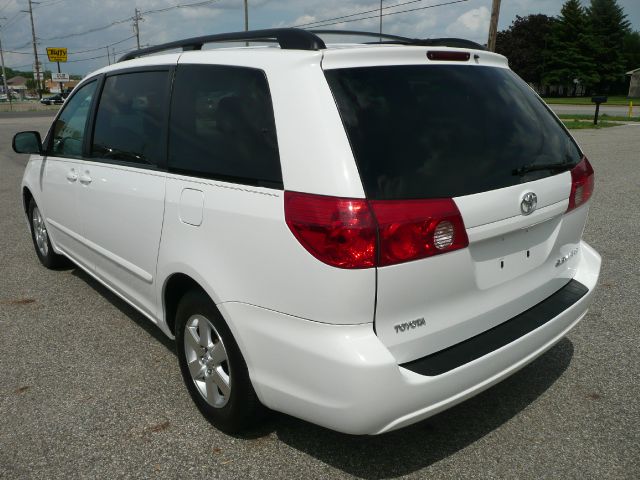 Toyota Sienna 2008 photo 17