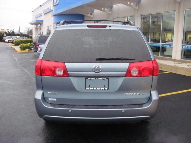 Toyota Sienna 2008 photo 3