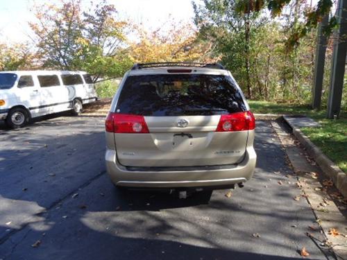Toyota Sienna 2008 photo 2