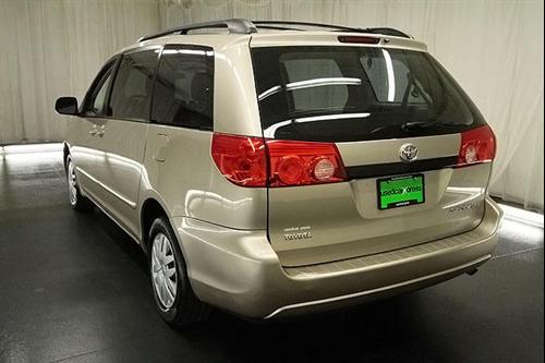 Toyota Sienna 2008 photo 2