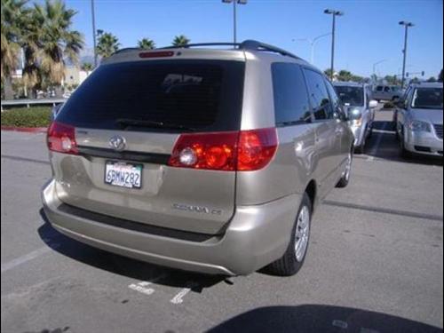 Toyota Sienna 2008 photo 3