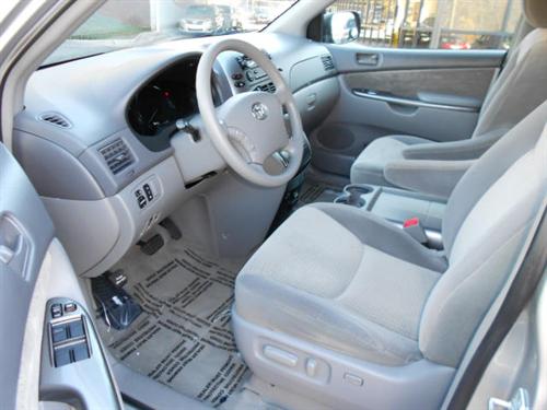 Toyota Sienna 2008 photo 2