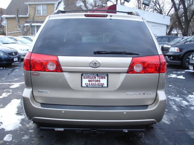 Toyota Sienna 2008 photo 2