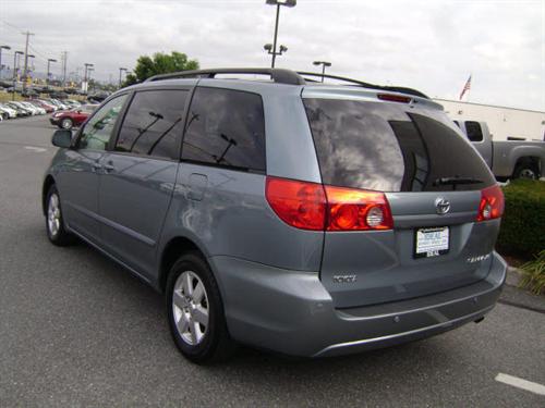 Toyota Sienna 2008 photo 2