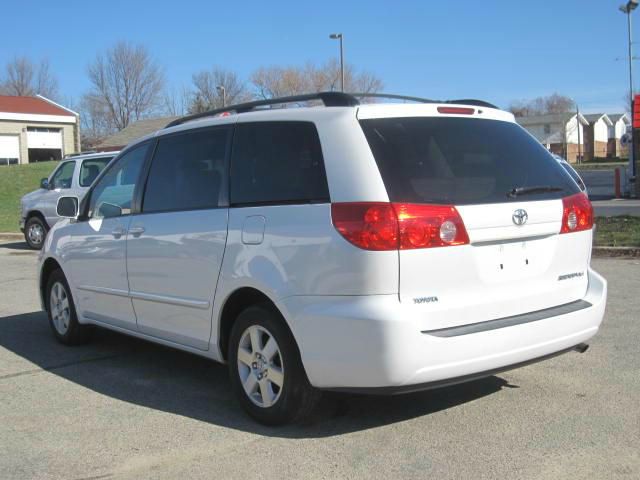 Toyota Sienna 2008 photo 2
