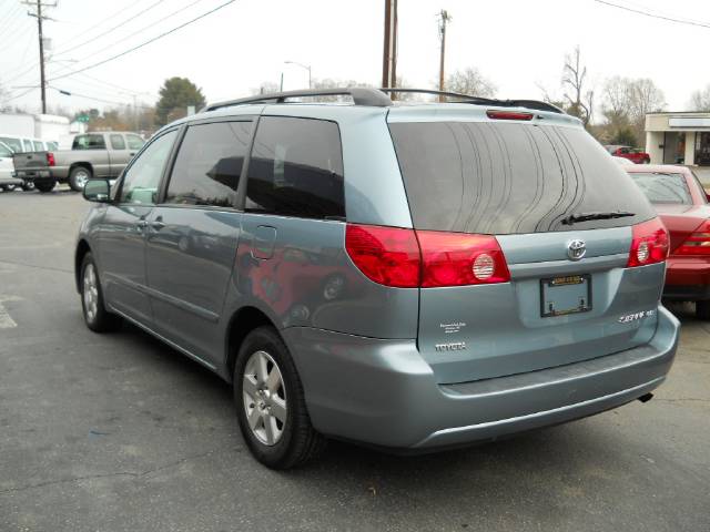 Toyota Sienna 2009 photo 2