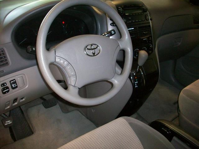 Toyota Sienna 2009 photo 2