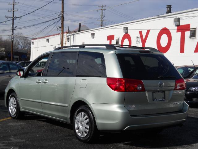 Toyota Sienna 2009 photo 2