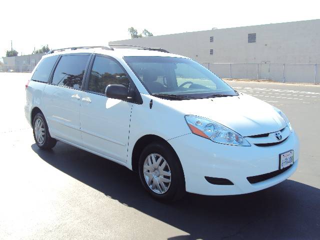 Toyota Sienna 2009 photo 2