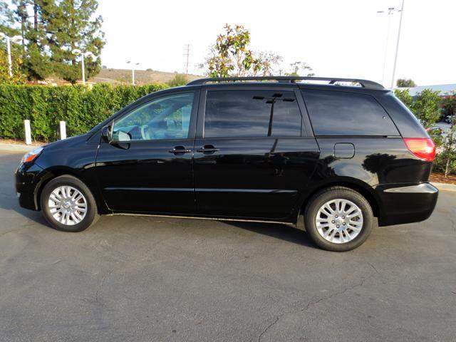 Toyota Sienna 2009 photo 4