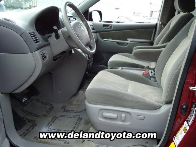 Toyota Sienna 2009 photo 2