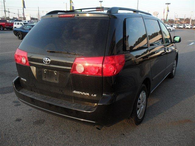 Toyota Sienna 2009 photo 2