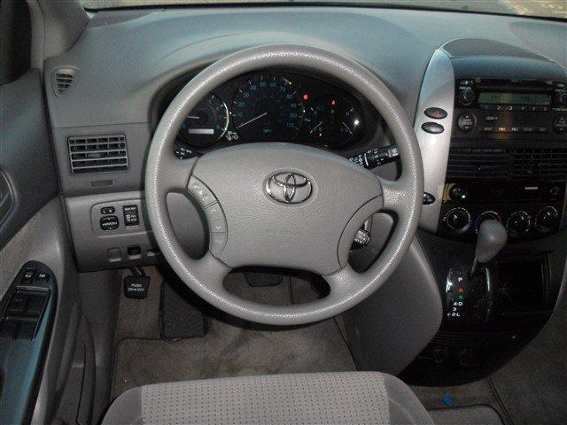 Toyota Sienna 2009 photo 4