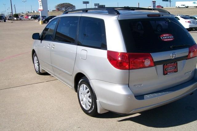 Toyota Sienna 2009 photo 1