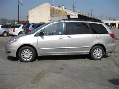 Toyota Sienna 2009 photo 2