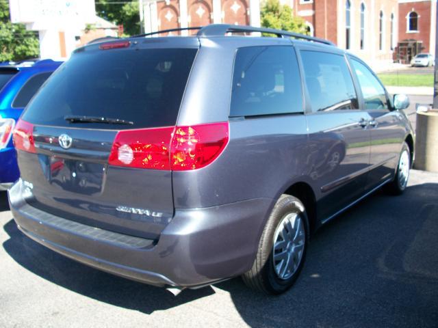 Toyota Sienna 2009 photo 2