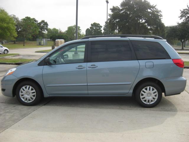 Toyota Sienna 2009 photo 2