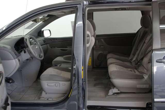 Toyota Sienna 2009 photo 2