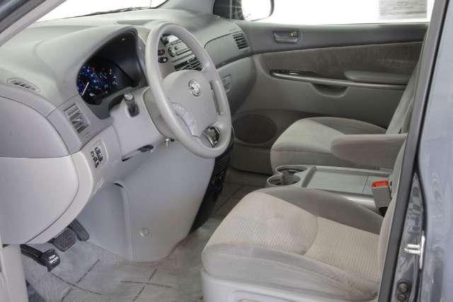 Toyota Sienna 2009 photo 4