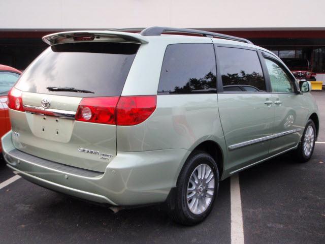 Toyota Sienna 2009 photo 1