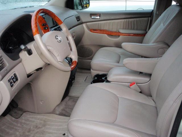 Toyota Sienna 2009 photo 2